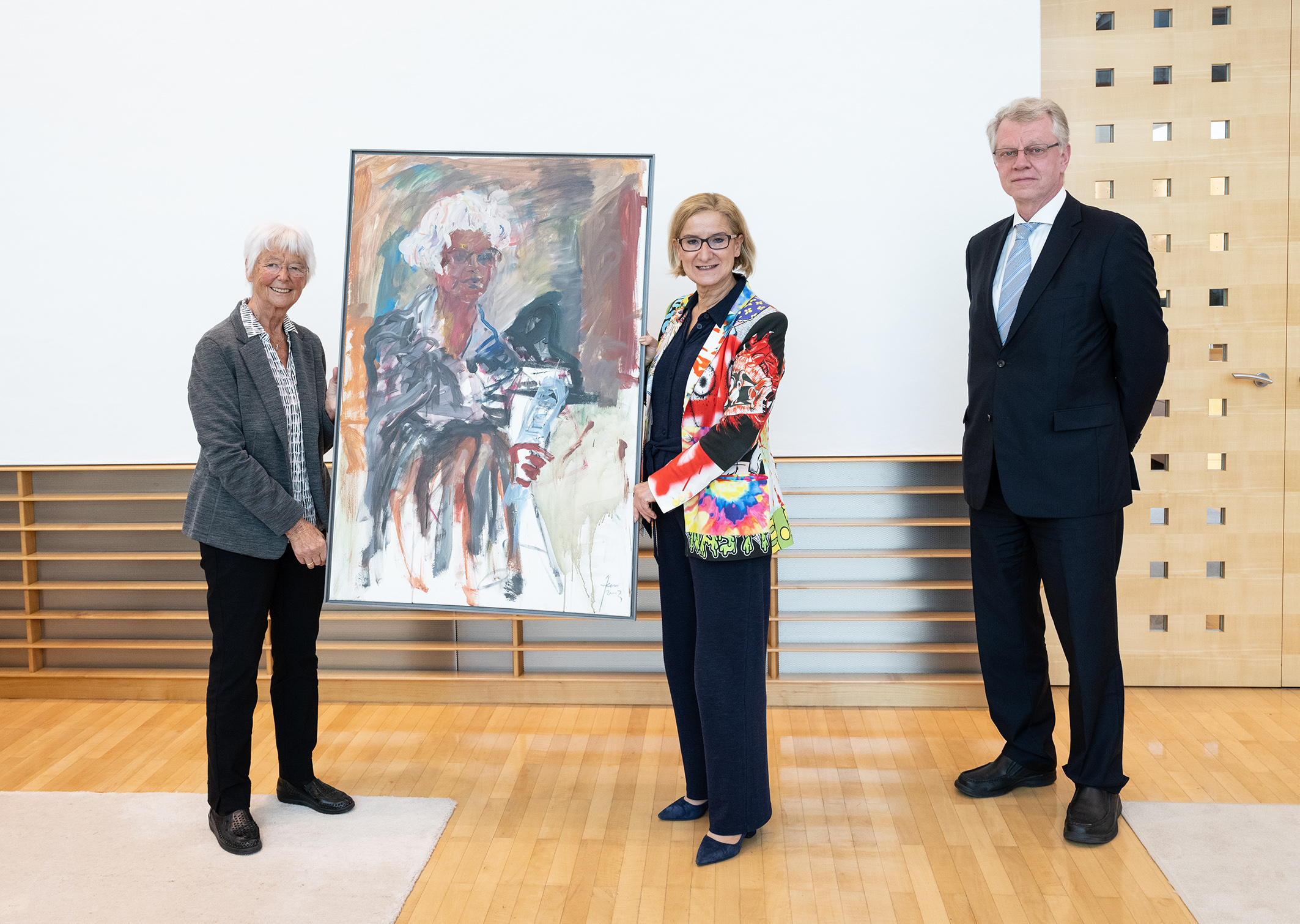 Gerda Zens überreicht Landeshauptfrau Johanna Mikl-Leitner ein Portrait von Herwig Zens